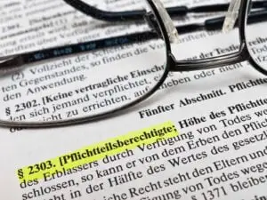 Bild zum Erbrecht, § 2303 BGB markiert und eine Brille